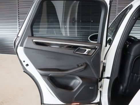 Certified 2025 Porsche Macan image 24