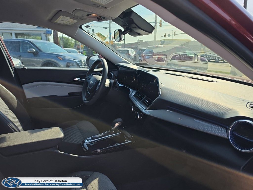 Used 2025 Chevrolet Trax LT FWD image 17