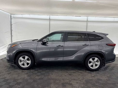 Used 2024 Toyota Highlander LE image 3
