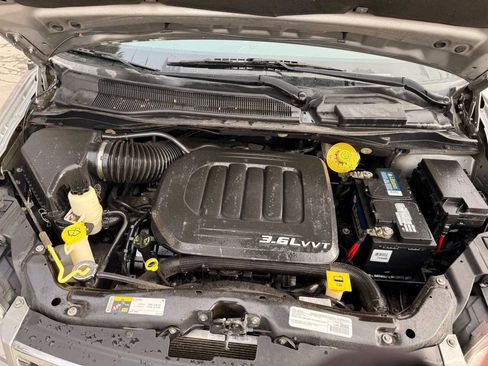 Used 2016 Chrysler Town & Country Touring image 9