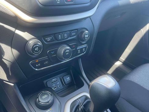 Used 2018 Jeep Cherokee Latitude AWD/4WD image 28
