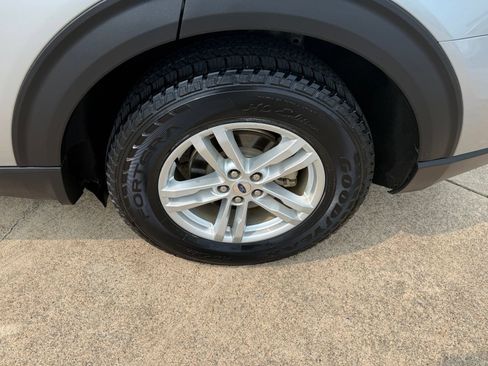 Used 2023 Ford Explorer XLT RWD image 9