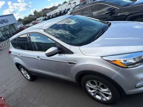 Used 2019 Ford Escape SE FWD image 2