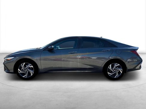 New 2025 Hyundai Elantra SEL image 3