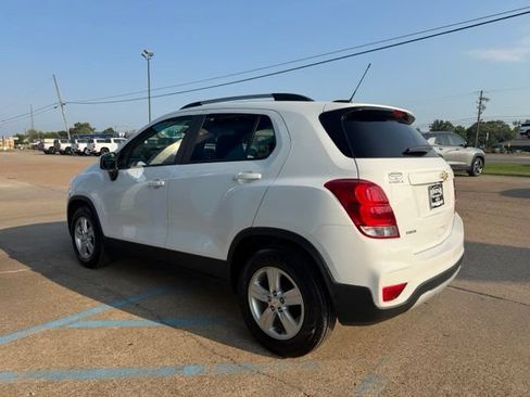 Used 2022 Chevrolet Trax LT w/ LT Convenience Package FWD image 3