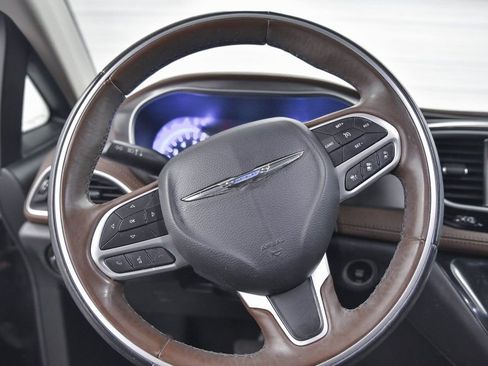 Used 2017 Chrysler Pacifica Limited image 18