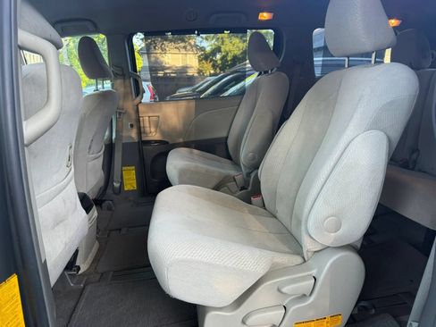 Used 2012 Toyota Sienna LE w/ Towing Pkg AWD/4WD image 9