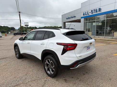 Used 2025 Chevrolet Trax LT FWD image 6