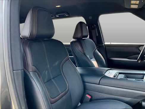 Certified 2025 Nissan Armada SL RWD image 9