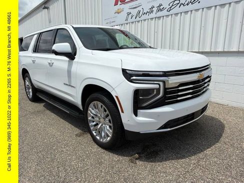 Used 2025 Chevrolet Suburban LT w/ Comfort Package AWD/4WD image 4