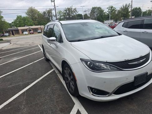 Used 2017 Chrysler Pacifica Limited FWD image 2