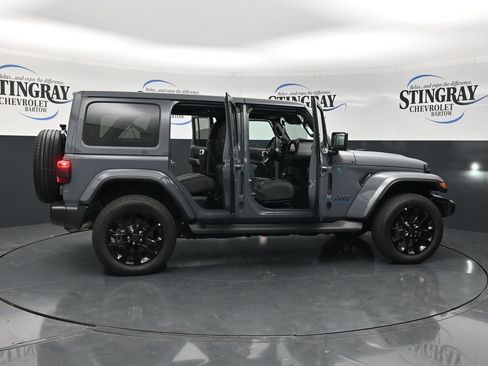 Used 2025 Jeep Wrangler Unlimited Sahara AWD/4WD image 39