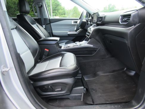 Used 2023 Ford Explorer XLT w/ Equipment Group 202A RWD image 10