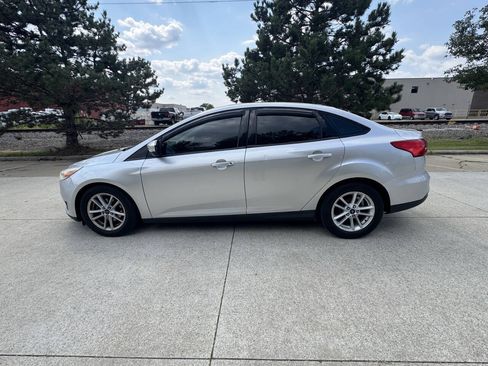 Used 2017 Ford Focus SE w/ Cold Weather Package FWD image 3