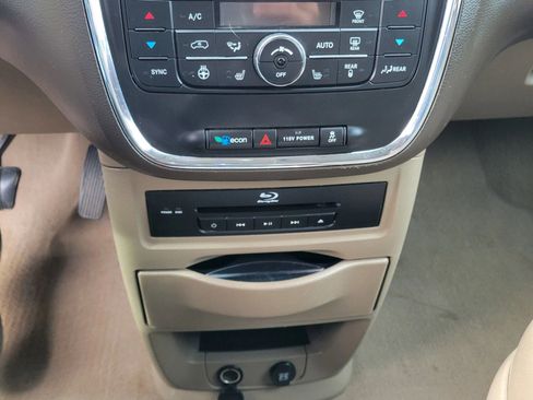 Used 2013 Chrysler Town & Country Touring-L w/ Driver Convenience Group image 19