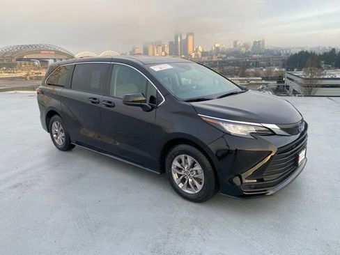 Certified 2023 Toyota Sienna LE image 28
