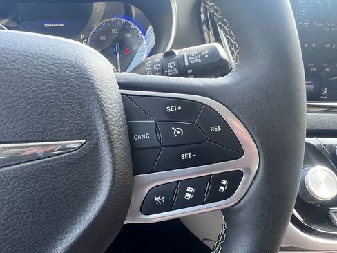 Used 2024 Chrysler Pacifica Touring-L image 25