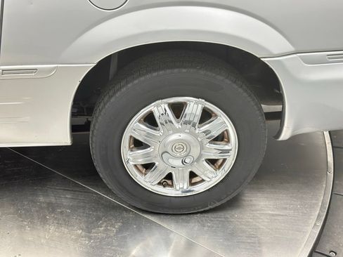 Used 2005 Chrysler Town & Country Limited FWD image 26