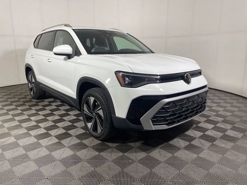 New 2026 Volkswagen Taos SE AWD/4WD image 2