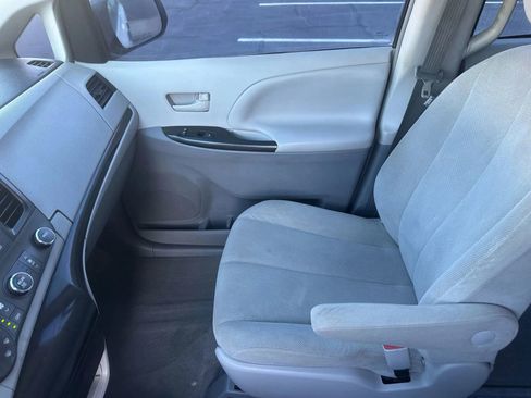 Used 2013 Toyota Sienna L image 10