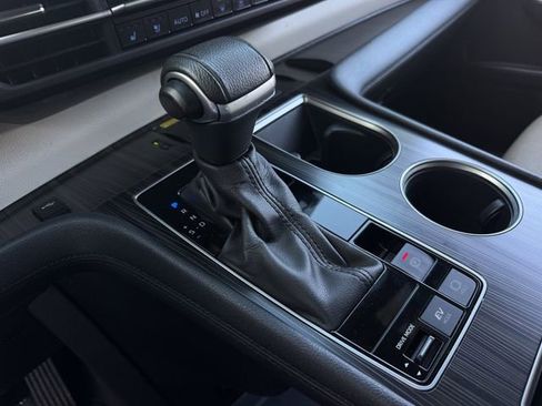 Used 2023 Toyota Sienna Limited image 20