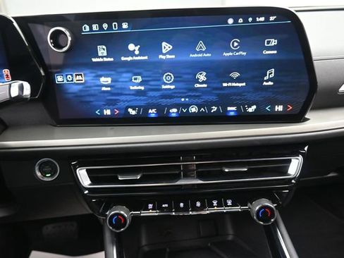 Used 2025 Chevrolet Traverse LT image 10