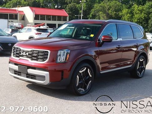 Used 2023 Kia Telluride S w/ S Sunroof Package FWD image 3