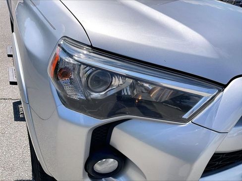 Used 2017 Toyota 4Runner SR5 AWD/4WD image 31