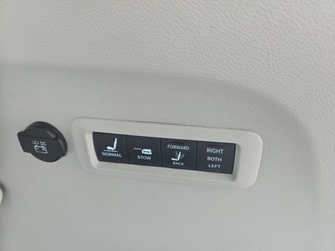 Used 2017 Chrysler Pacifica Limited w/ Advanced Safetytec Group FWD image 10