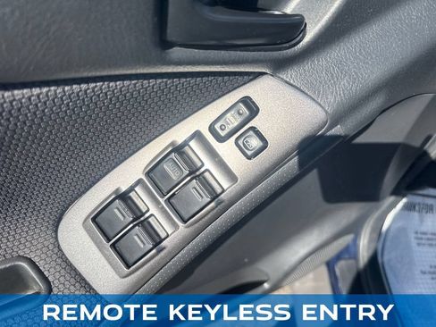 Used 2007 Pontiac Vibe w/ Preferred Package FWD image 11