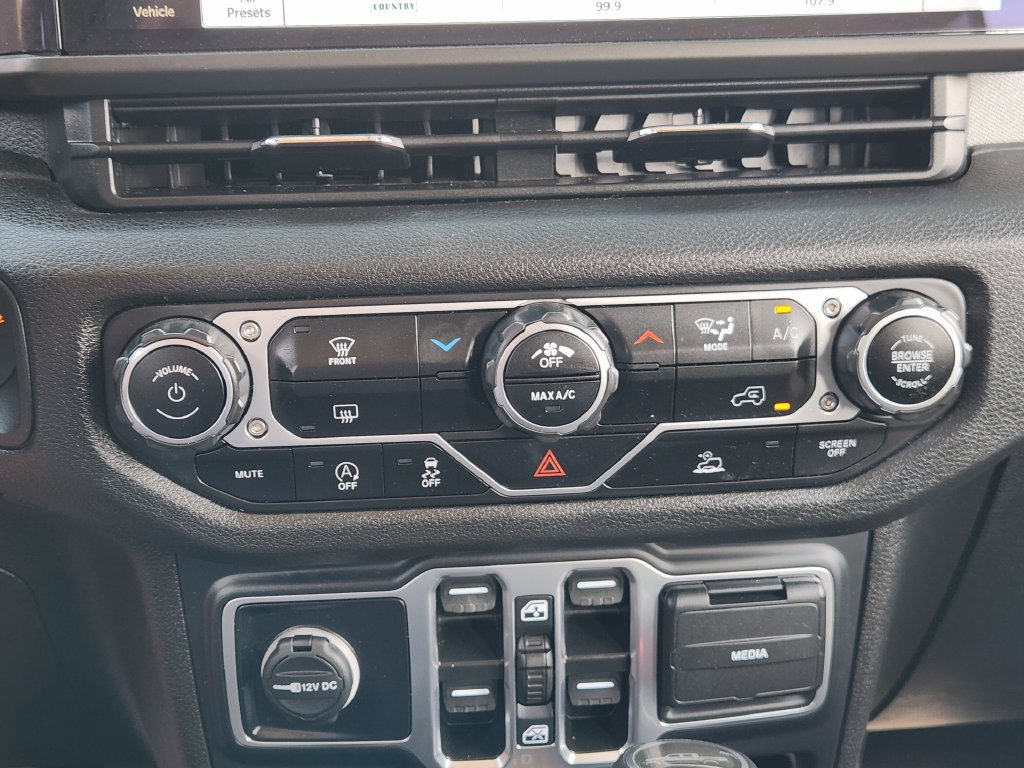Used 2025 Jeep Gladiator Sport AWD/4WD image 16