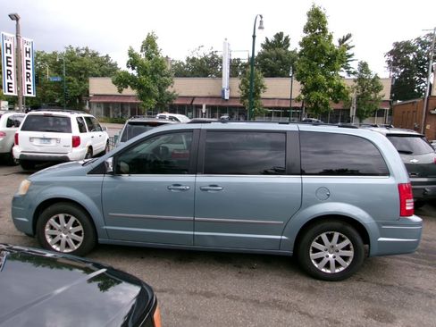 Used 2010 Chrysler Town & Country Touring Plus w/ Premium Group image 4