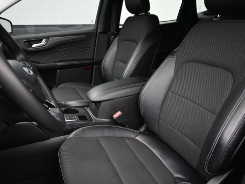 Used 2023 Ford Escape SE image 11