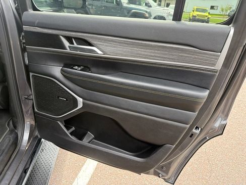 Certified 2024 Jeep Wagoneer Series II w/ Flexible Seating Group AWD/4WD image 9