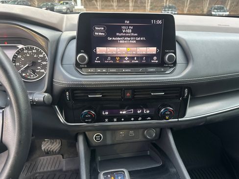 Used 2022 Nissan Rogue SV image 27