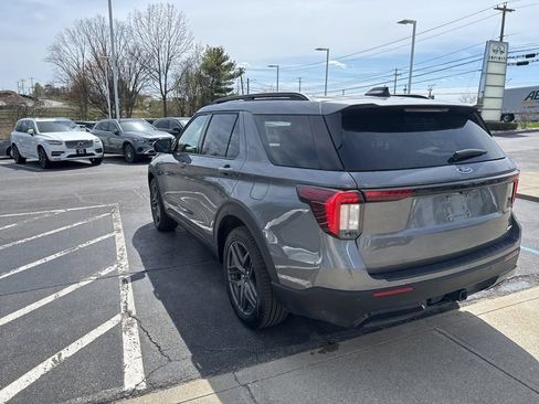 Used 2025 Ford Explorer ST-Line w/ ST-Line Street Pack AWD/4WD image 8
