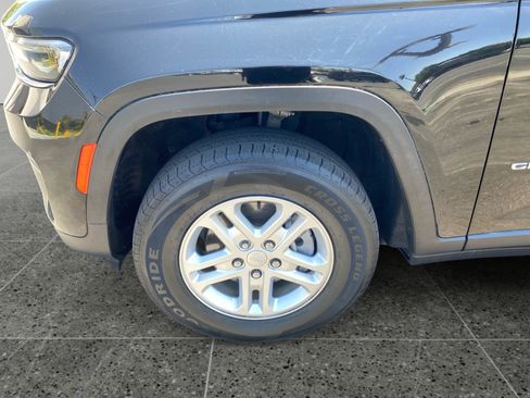 Used 2023 Jeep Grand Cherokee Laredo RWD image 14