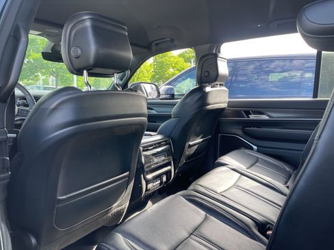 Used 2024 Jeep Wagoneer L Series II image 4