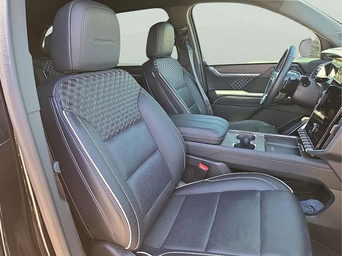 Used 2025 GMC Acadia Denali FWD image 9