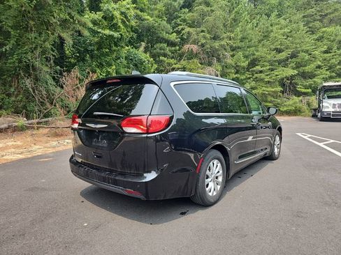 Used 2018 Chrysler Pacifica Touring-L FWD image 5