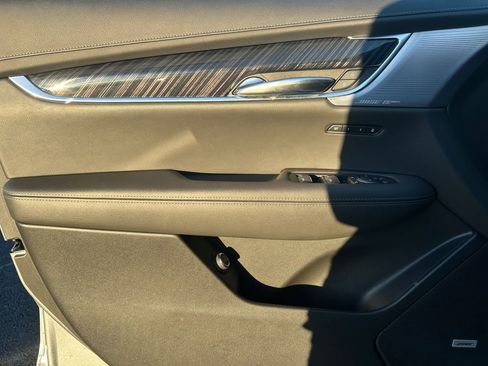Used 2025 Cadillac XT6 Premium Luxury image 22