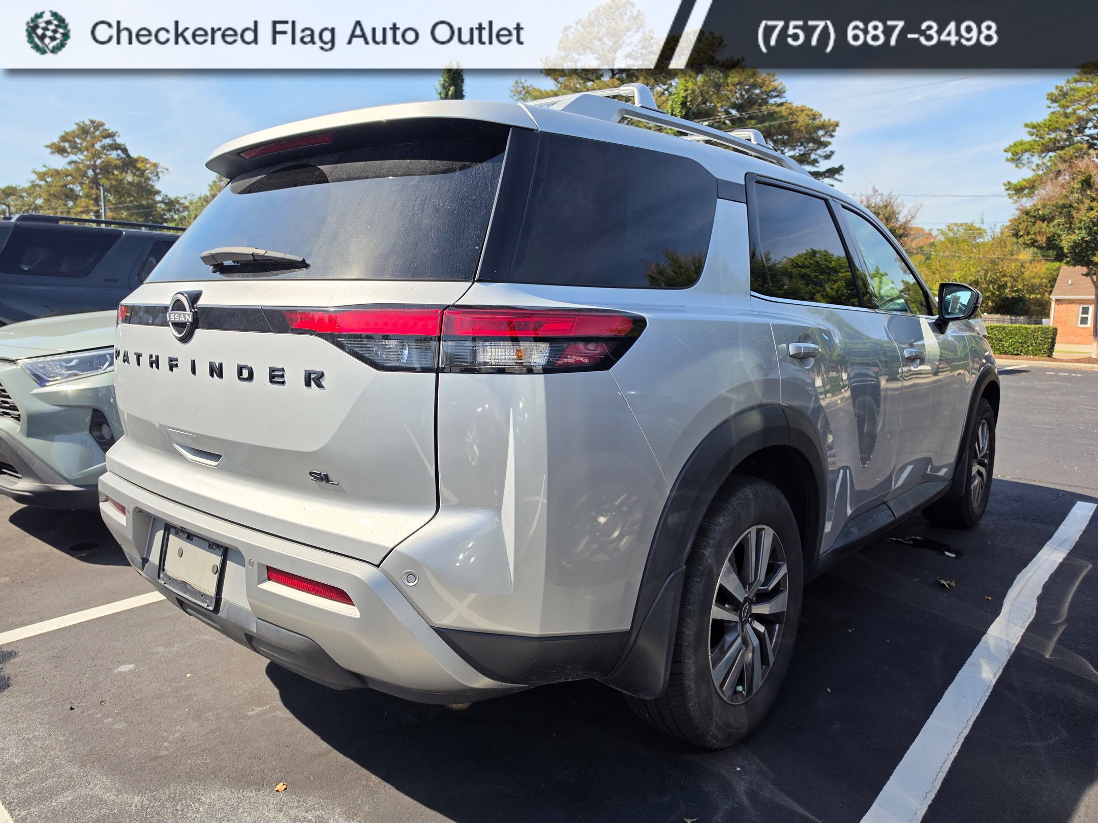 Used 2022 Nissan Pathfinder SL w/ SL Black Package FWD image 6