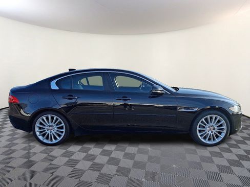 Used 2017 Jaguar XE Premium image 7