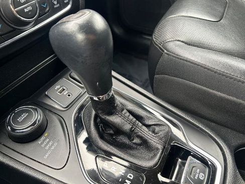 Used 2019 Jeep Cherokee Limited AWD/4WD image 30