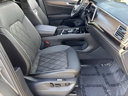 Certified 2025 Volkswagen Atlas SEL Premium R-Line image 9