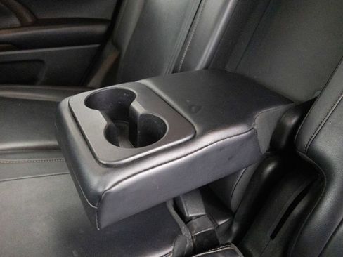 Used 2019 Toyota Highlander XLE AWD/4WD image 28