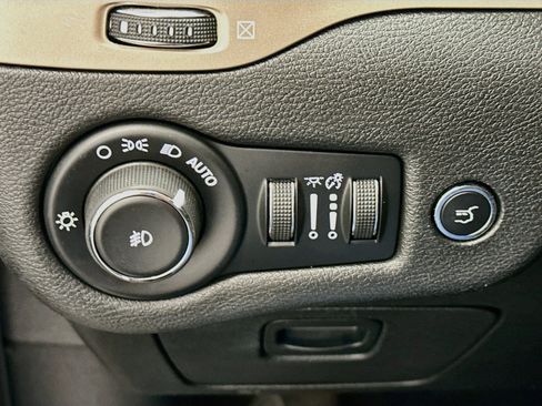 Used 2015 Jeep Cherokee Latitude w/ Comfort/Convenience Group AWD/4WD image 17