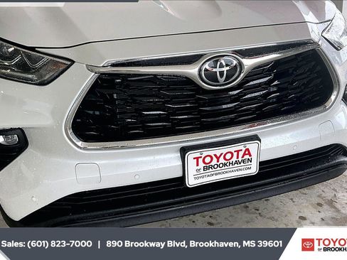 Used 2026 Toyota Highlander Limited AWD/4WD image 24