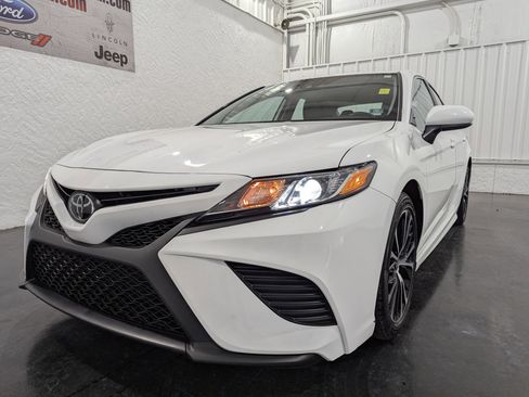 Used 2020 Toyota Camry SE image 3