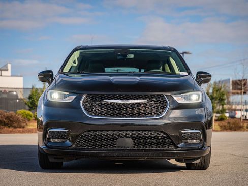 Used 2024 Chrysler Pacifica Touring-L image 2